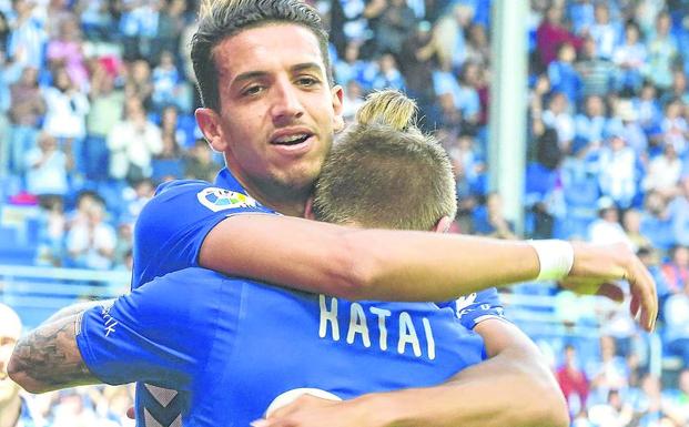 Feddal celebra un gol en Mendizorroza junto a Katai..