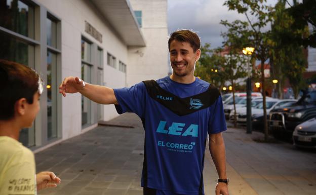 Bojan Krkik saluda a su primo tras llegar anoche a la capital alavesa