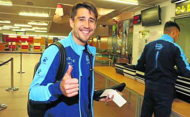 Bojan, sonriente, antes de embarcar en el vuelo chárter que llevó al equipo a Vigo desde Foronda en la tarde de ayer. /Jesús Andrade