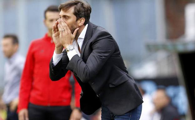 Zubeldía da órdenes a sus jugadores en Balaídos.