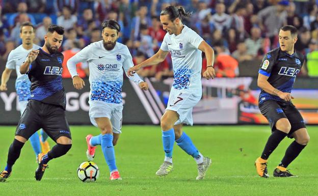 Duarte trata de combinar con Ibai durante un partido amistoso entre el Trabzonspor y el Alaves./