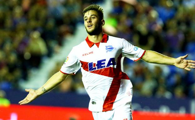 Medrán celebra el segundo gol del Alavés que ha certificado la victoria albiazul en el Ciudad de Valencia. /Jesús Andrade