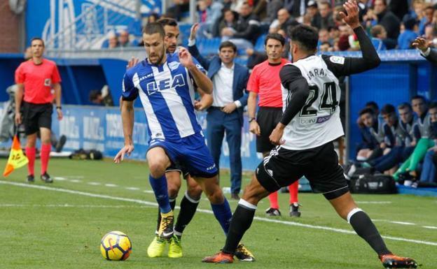 Alfonso Pedraza supera al valencianista Garay en Mendizorroza./BLANCA CASTILLO