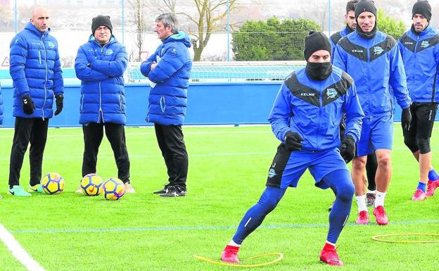Abelardo, junto al cuerpo técnico, sigue los ejercicios de Ibai, Alexis, Enzo y Manu García durante el entrenamiento de ayer en Ibaia./Jesús Andrade