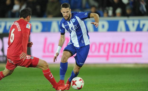 Pedraza conduce el balón en el partido de vuelta de Copa del Rey ante el Getafe./Igor Aizpuru