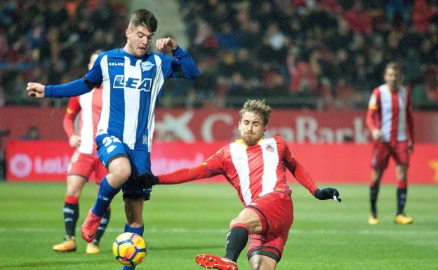 Marc Muniesa lucha por el balón con Martín Aguirregabiria, durante el partido entre el Girona y el Alavés./EFE