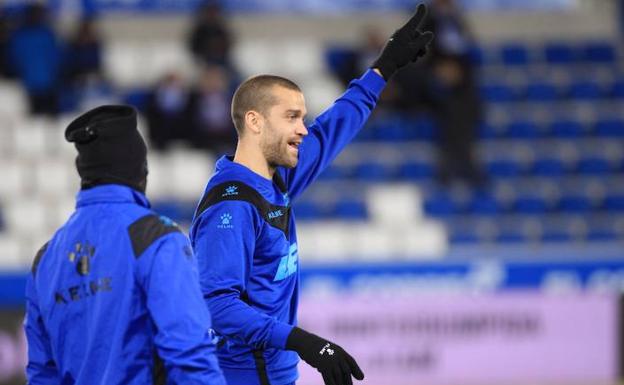 Laguardia, sonriente en el calentamiento previo al partido. /Rafa Gutiérrez