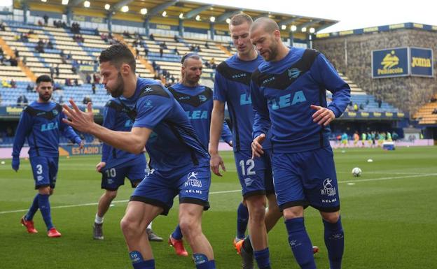 Los jugadores del Alavés calientan sobre el césped del Estadio de la Cerámica./Rafa Gutiérrez
