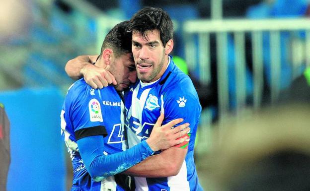 Manu García abraza a Munir tras el tanto que el delantero marcó en la victoria en Mendizorroza ante el Málaga. /Igor Aizpuru