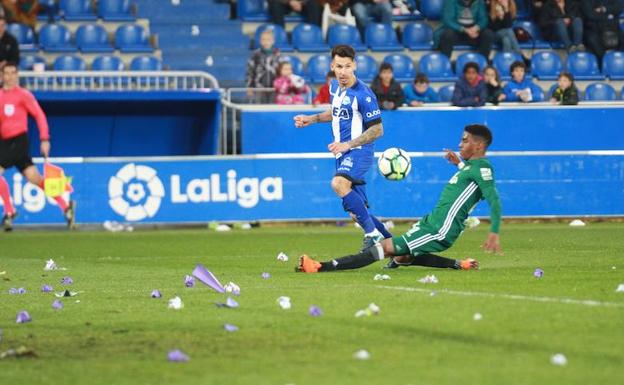 Hernán realiza un pase en el área rival. /Blanca Castillo