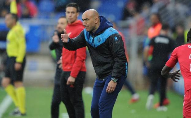 Abelardo, en la banda de Mendizorroza este sábado. /Igor Aizpuru