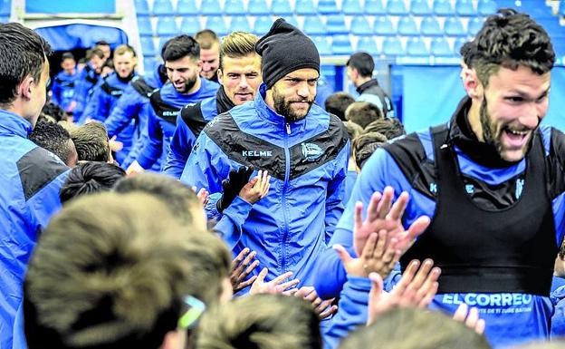 Laguardia saluda en la jornada de puertas abiertas. /Igor Aizpuru