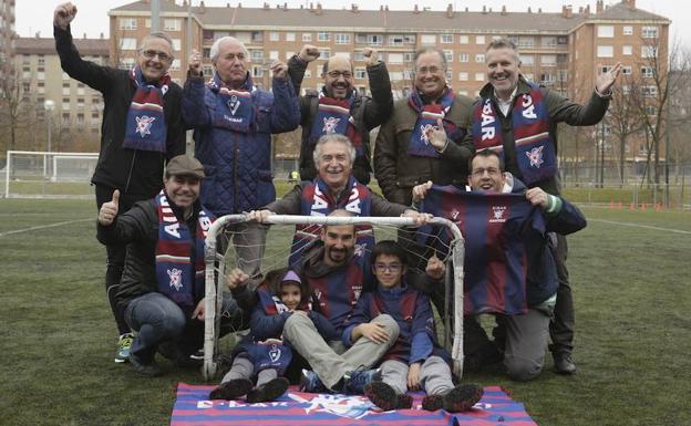 Diego Verdejo, el segundo, por la izquierda en la fila superior, posa con otros compañeros de la peña Eibar Gasteiz./Rafa Gutiérrez