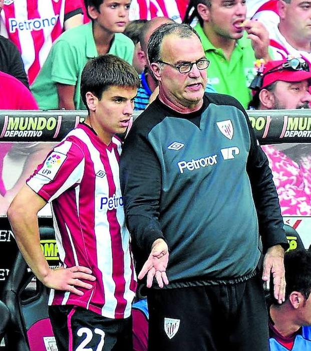 Ruiz de Galarreta recibe instrucciones de Marcelo Bielsa.