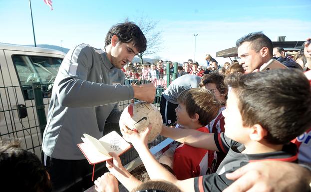 Mikel San José firma autógrafos tras un entrenamiento.