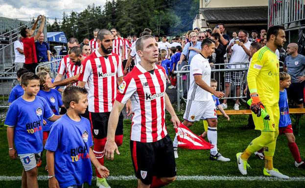 El Athletic estrenó ayer los partidos de pretemporada ante el Basilea, que jugó una hora en superioridad numérica.