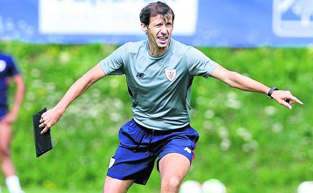 Ziganda da instrucciones en una fase del entrenamiento.