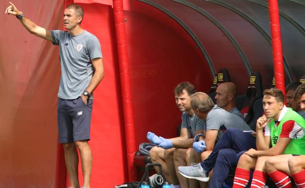 Garitano se dirige a sus jugadores durante el partido.