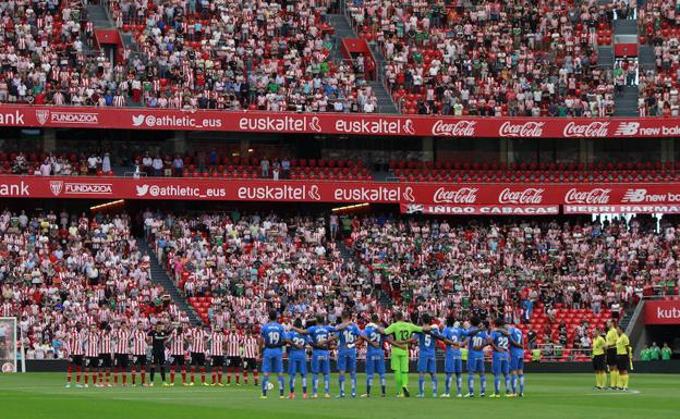 San Mamés entero, los colegiados y ambos equipos guardaron un respetuoso minuto de silencio por el atentado terrorista del pasado jueves en Cataluña.