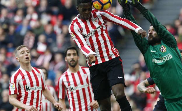 Williams remata de cabeza ante Moyá en el encuentro de la temporada pasada en San Mamés.