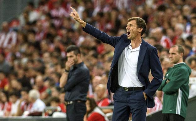 Ziganda da órdenes a sus jugadores en San Mamés.