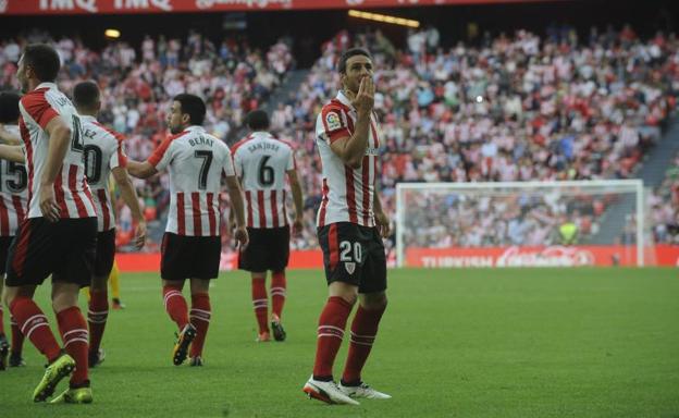 Aduriz celebra su tanto al Girona.
