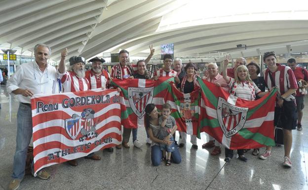 Aficionados del Athletic en el aeropuerto de Loiu.