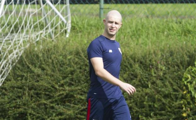 Lezama. Yeray salió ayer a correr, una actividad que suele repetir con bastante frecuencia./juan echeverría