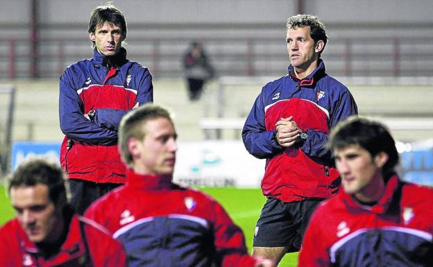 Hace una década. Ziganda con su ayudante Goikoetxea, en un entrenamiento de Osasuna /EFE