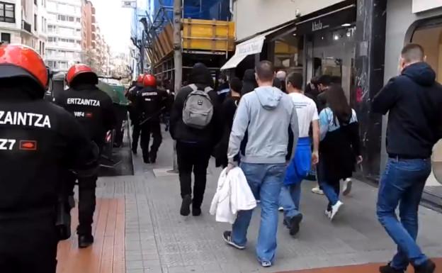 Ultras del Marsella escoltados por la Ertzaintza en Bilbao/