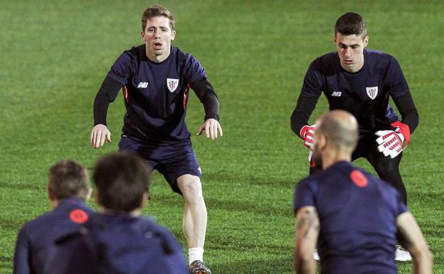 Muniain, a la izquierda, durante un entrenamiento./EFE