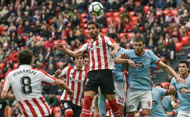 Raúl García remata en el partido contra el Celta./Luis Ángel Gómez