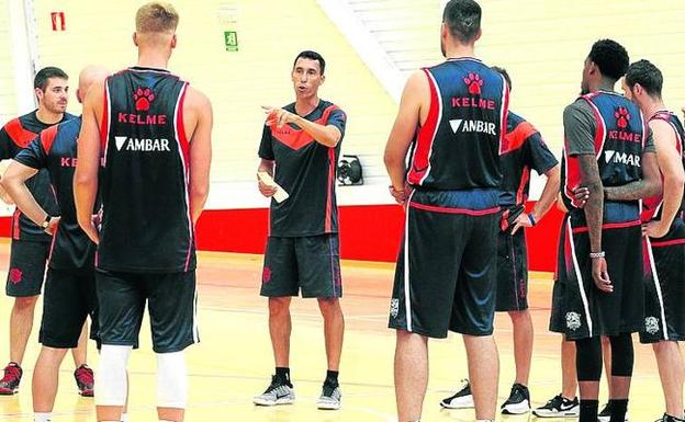 Prigioni imparte órdenes durante un entrenamiento.