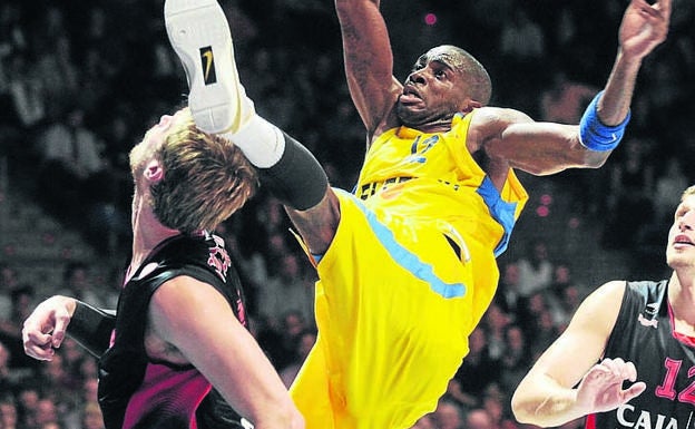 Tope anotador. Temporada 2009-10. Tiago Splitter, a la izquierda junto a un acrobático Lasme, alcanza su techo anotador en un partido de la Euroliga con 26 puntos. El Baskonia gana al Maccabi por 86-81.
