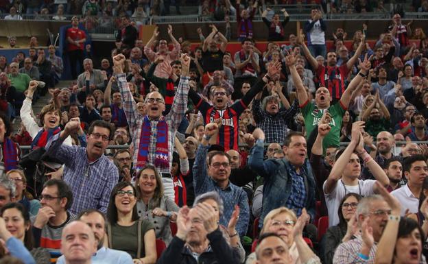 Los espectadores han disfrutado del duelo en el Buesa Arena./Rafa Gutiérrez