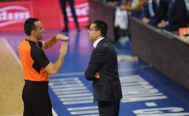 Pedro Martínez dialoga con uno de los árbitros del partido./Igor Aizpuru y Rafa Gutiérrez