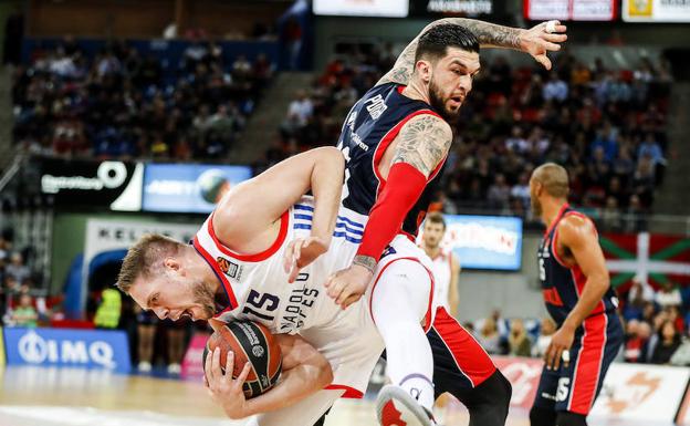 Poirier intenta defender su posición ante Stimac, jugador del Anadolu Efes./Igor Aizpuru