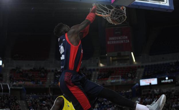 Diop se impuso en la zona a los atléticos pívot del MoraBanc Andorra. /Igor Aizpuru