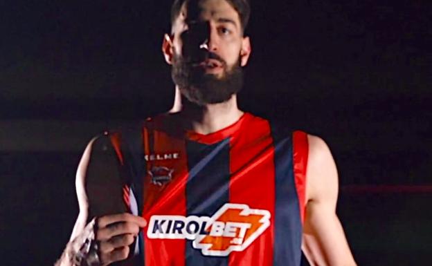 El capitán baskonista, Tornike Shengelia, posa con la elástica con la que jugará el equipo desde este jueves./Baskonia