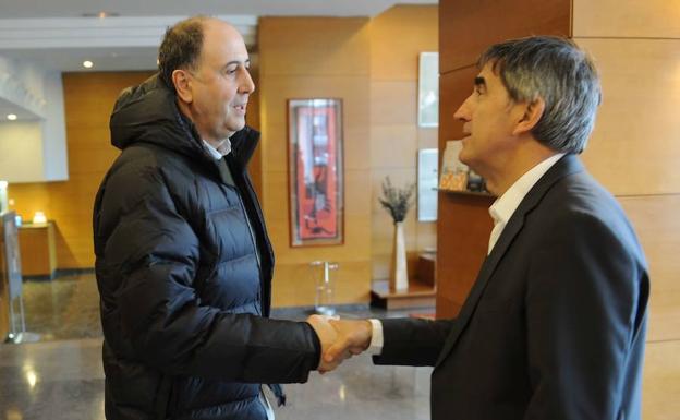 Querejeta estrecha la mano de Bertomeu durante un encuentro informal en Vitoria./Igor Aizpuru