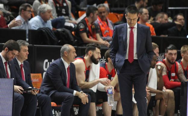 Martínez, junto al banquillo en la Fonteta. /Moisés Castella