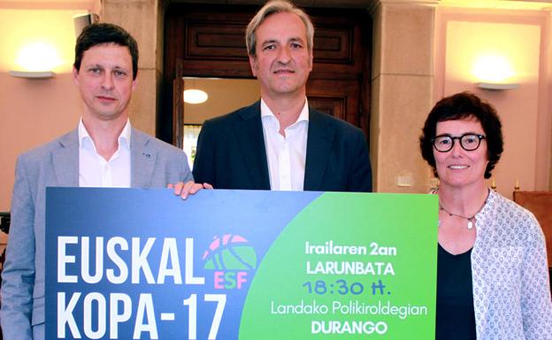 Diego Sáenz, director general del Bilbao Basket; Germán Monge,, el presidente de la Federación Vasca de Baloncesto; y Nekane Arzallus, presidente del Gipuzkoa Basket.