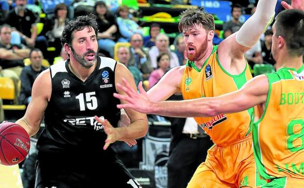 Alex Mumbrú, con 16 puntos y 24 de valoración, volvió a ser el hombre de negro más resolutivo en el encuentro frente al Limoges./P. Urresti