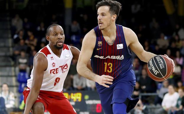Thomas Heurtel, del FC Barcelona Lassa, intenta avanzar perseguido por Jonathan Tabu, del Retabet Bilbao Basket./EFE