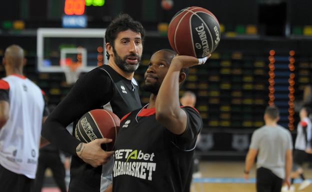 Mumbrú mira a Tabu, durante el calentamiento del entrenamiento de ayer en Miribilla. /Borja Agudo
