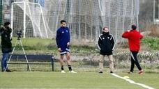Jesús Seba presenció ayer un entrenamiento del que Andrés del Olmo se retiró antes por molestias./Avelino Gómez