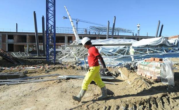 Un empleado en una obra en Álava.