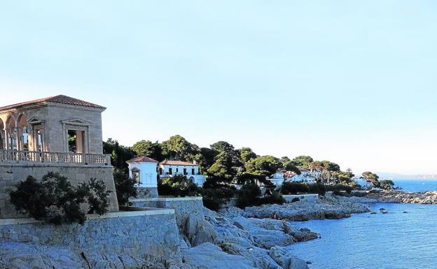Camino sobre la costa de S’Agaró, un paisaje característico de la Costa Brava.