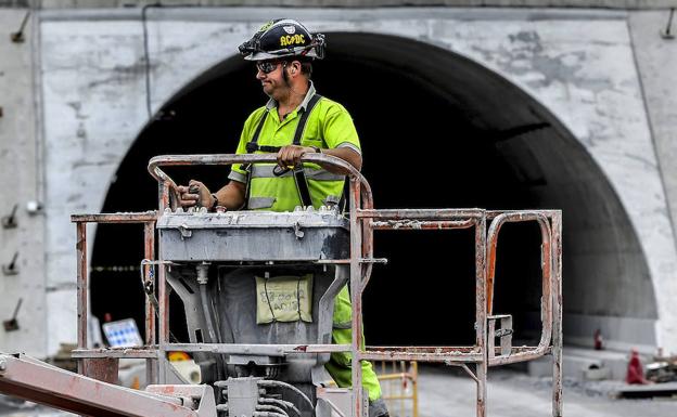 Un operario trabaja en el túnel de Uretamendi.