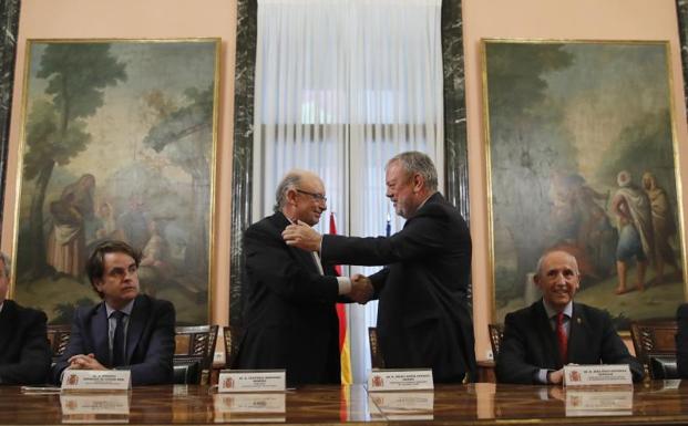 El ministro Montoro y el consejero Azpiazu, en la firma en la ratificación del acuerdo.